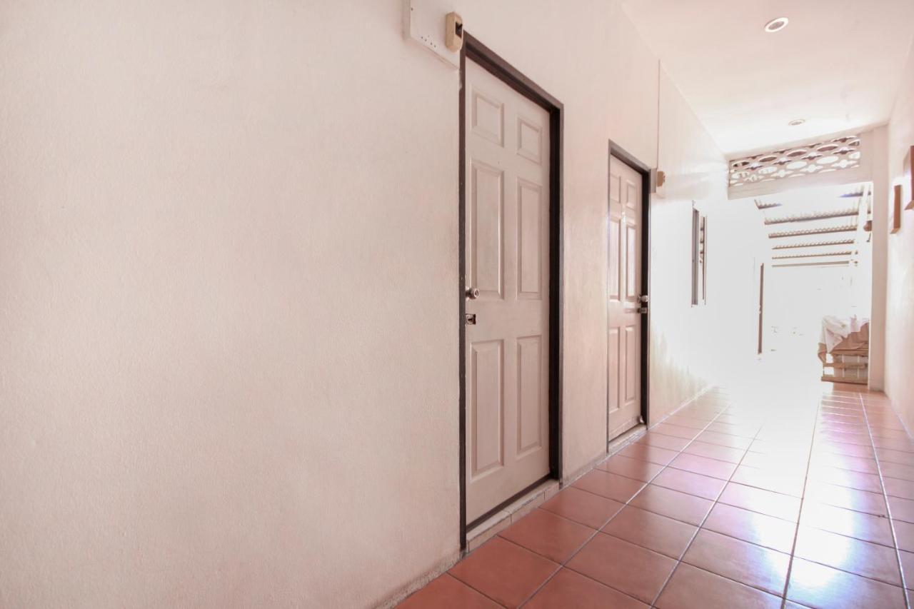 Oyo 1054 Phuket Backpacker Hostel Esterno foto