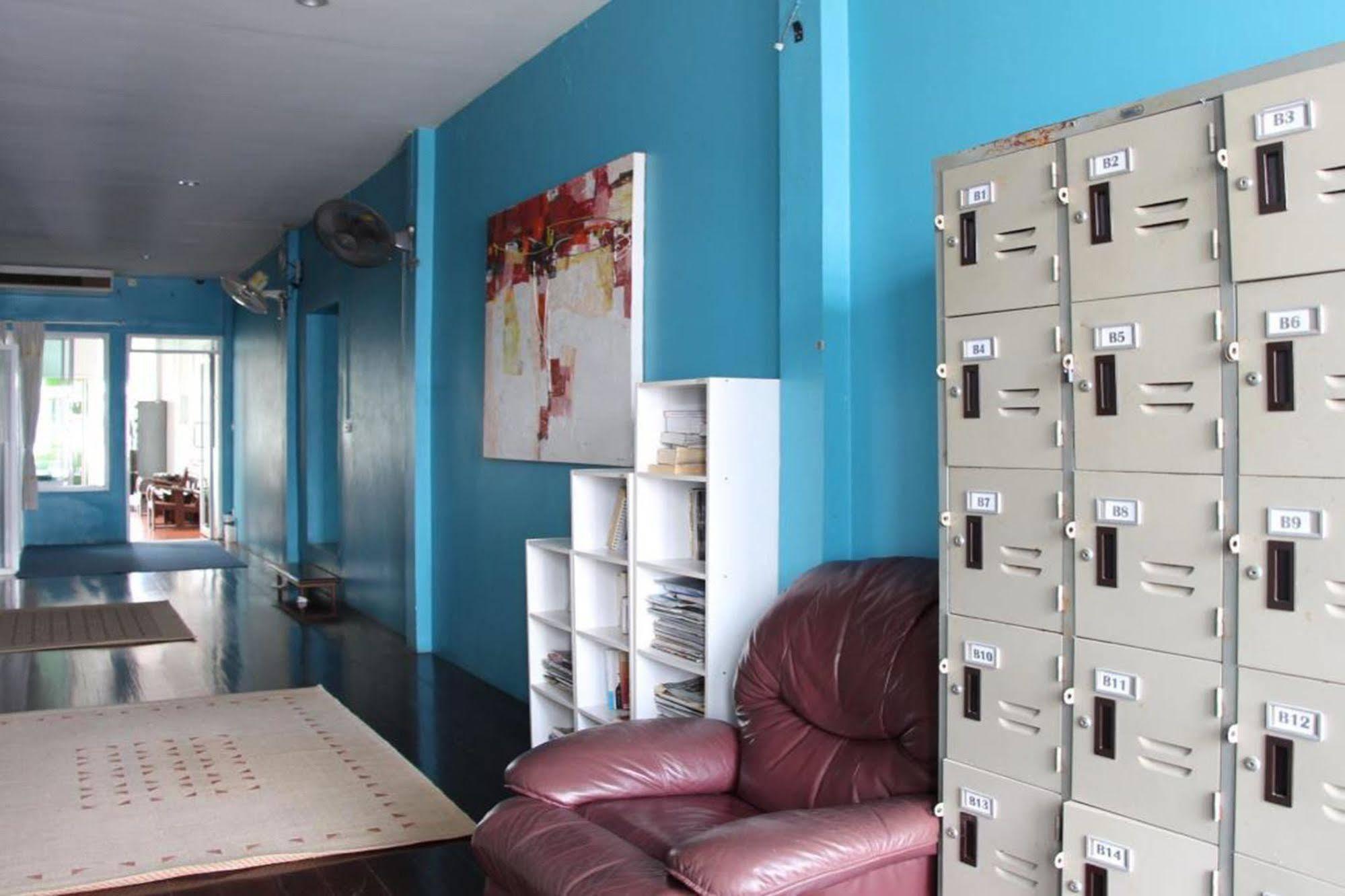 Oyo 1054 Phuket Backpacker Hostel Esterno foto