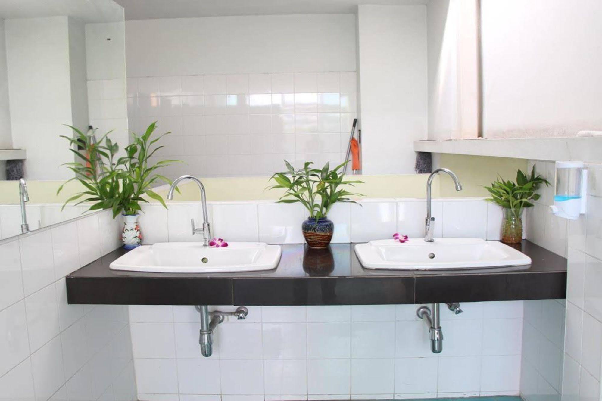 Oyo 1054 Phuket Backpacker Hostel Esterno foto