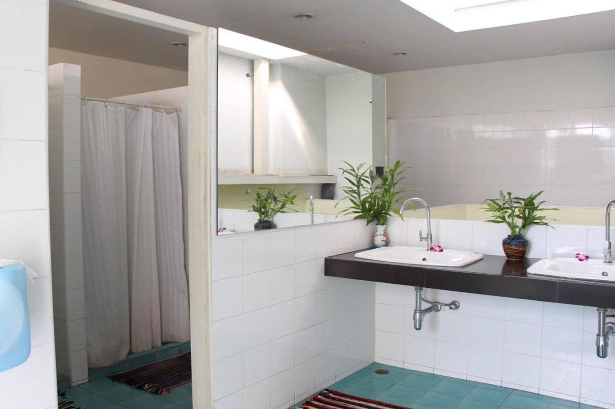 Oyo 1054 Phuket Backpacker Hostel Esterno foto