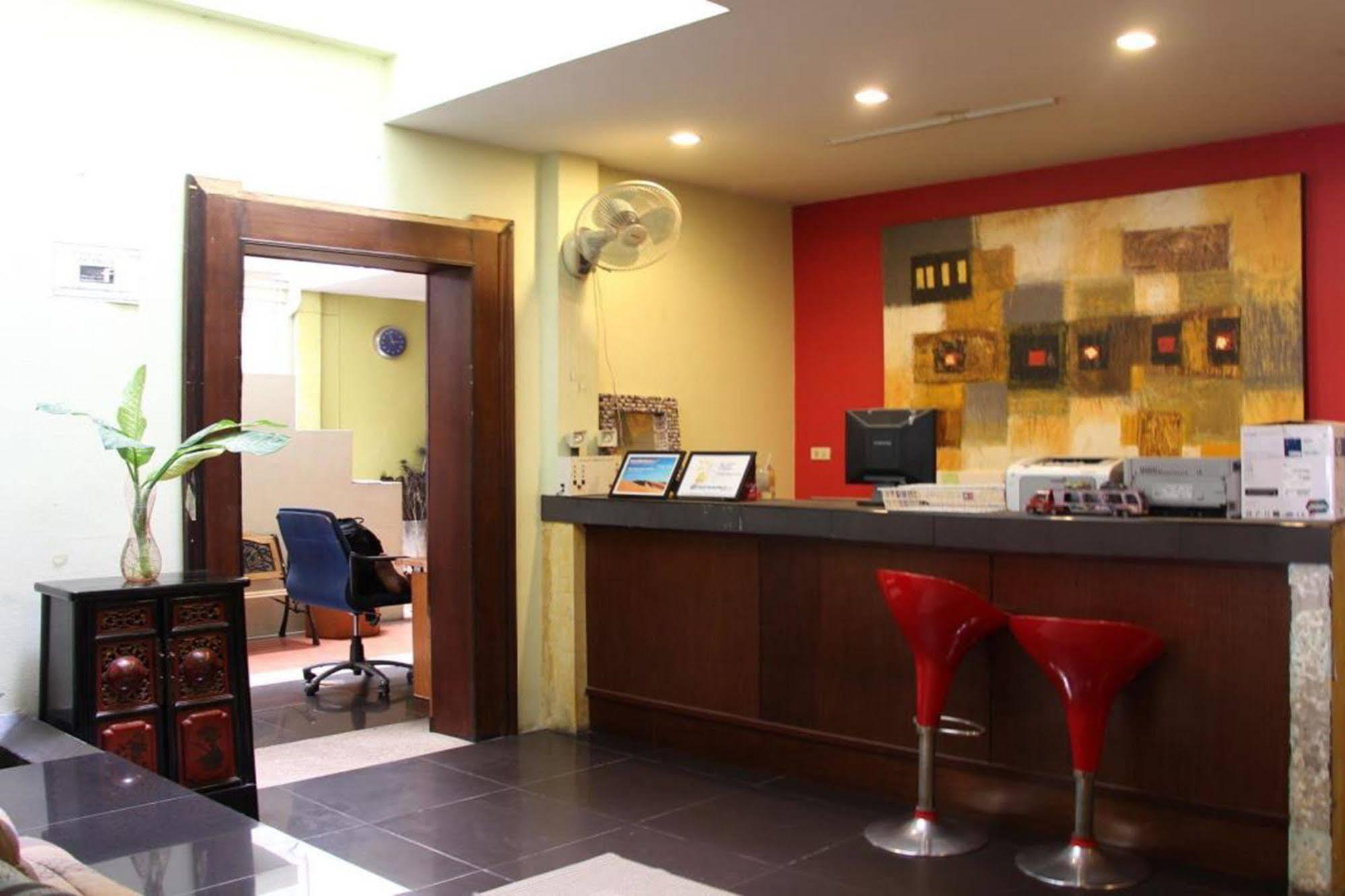 Oyo 1054 Phuket Backpacker Hostel Esterno foto