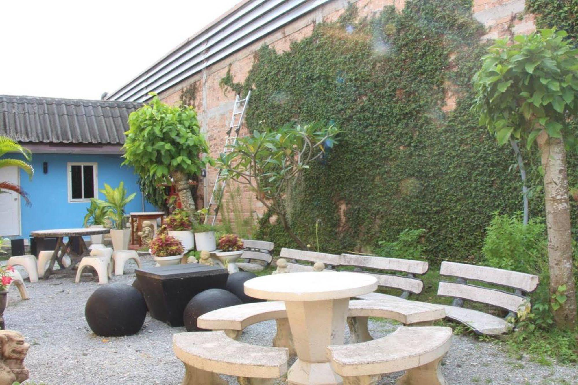 Oyo 1054 Phuket Backpacker Hostel Esterno foto