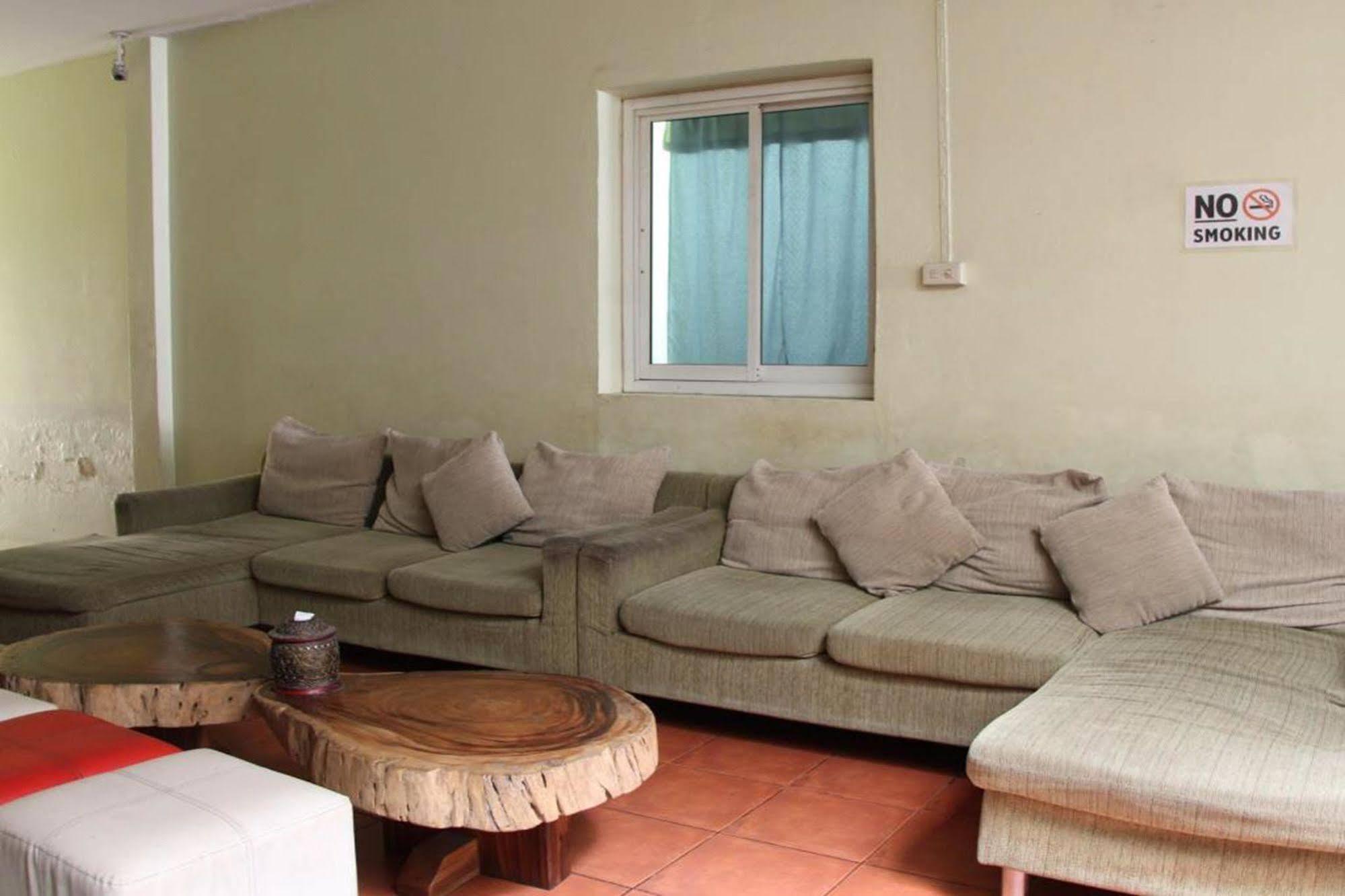 Oyo 1054 Phuket Backpacker Hostel Esterno foto