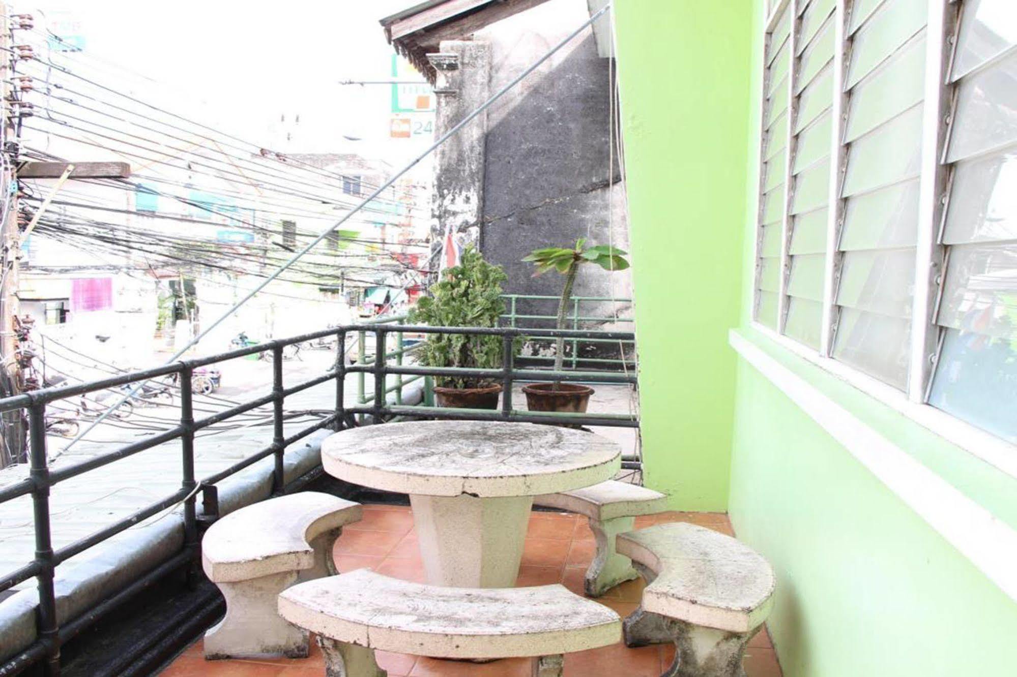 Oyo 1054 Phuket Backpacker Hostel Esterno foto